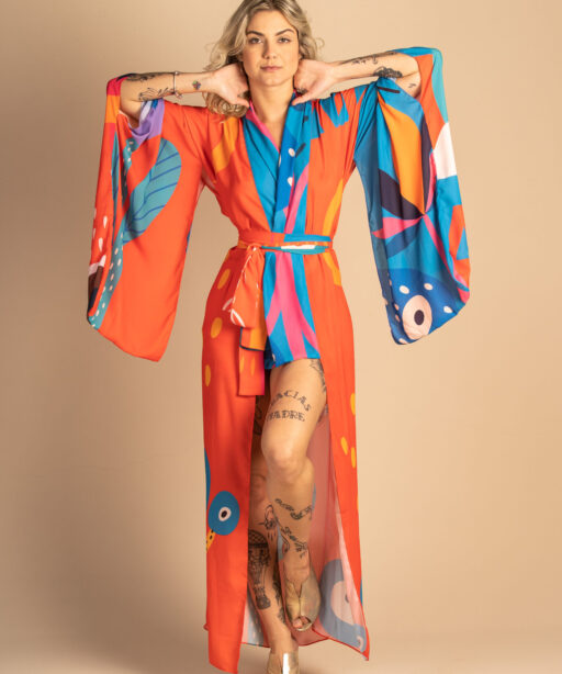 Mulher loira usando kimono longo manga longa com faixa na cintura estampa exclusiva eparrey conforto praticidade maria sanz kimono quimono