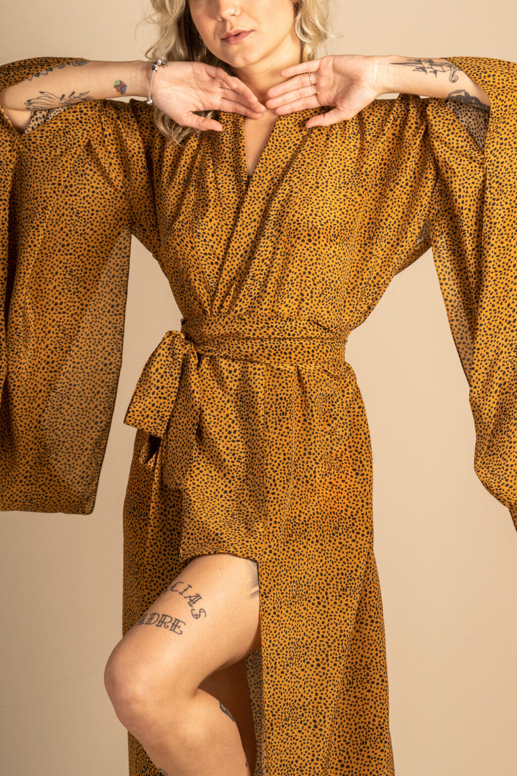 Mulher loira usando kimono longo manga longa com faixa na cintura estampa exclusiva conforto praticidade seda maria sanz kimono quimono