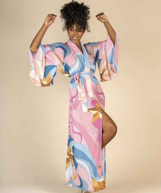 Mulher morena usando kimono longo manga curta faixa de amarração na cintura estampa exclusiva rica conforto praticidade elegância kimono Miss Gion maria sanz kimono quimono