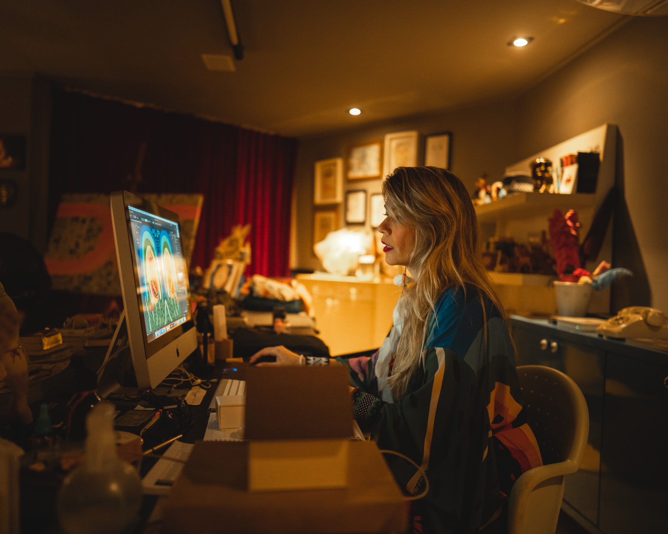mulher loira sentada em frente a um computador