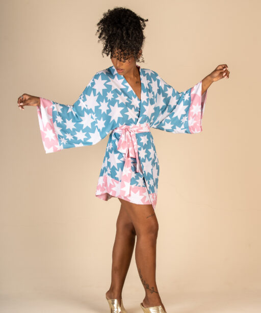Mulher morena usando kimono curto manga longa faixa de amarração na cintura estampa exclusiva azul com estrelas brancas conforto praticidade elegância kimono Bovary maria sanz kimono quimono