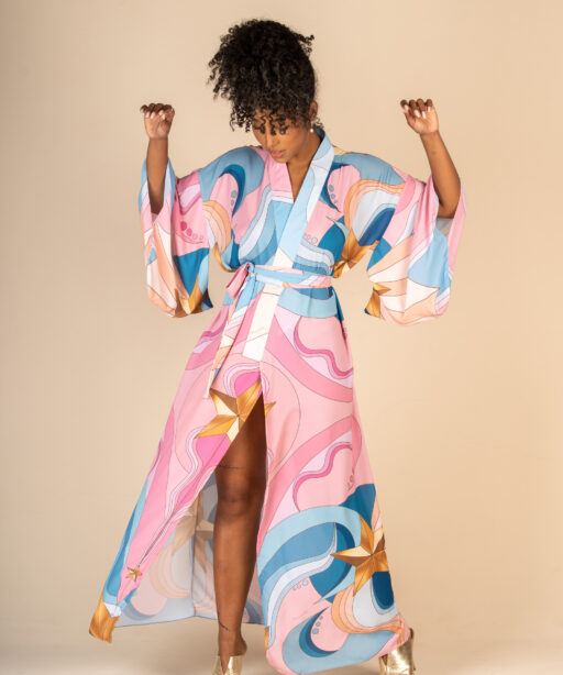 Mulher morena usando kimono longo manga curta faixa de amarração na cintura estampa exclusiva rica conforto praticidade elegância kimono Miss Gion maria sanz kimono quimono
