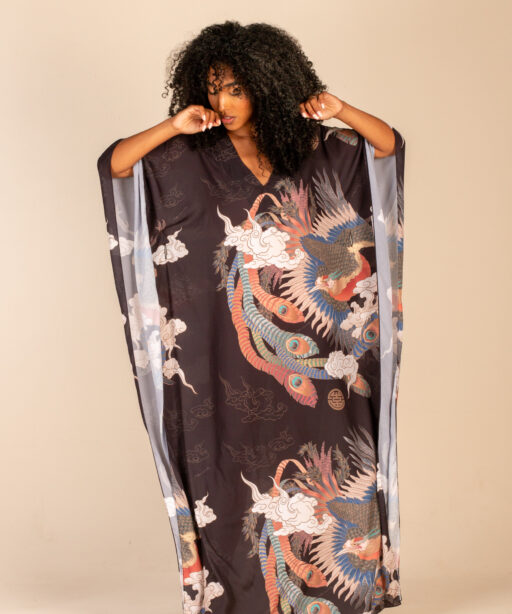 Mulher morena usando vestido longo manga curta decote v estampa exclusiva preta com pavão conforto praticidade elegância kimono Duda maria sanz kimono quimono