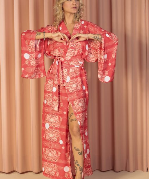 Mulher loira usando um kimono longo manga longa faixa na cintura estampa exclusiva vermelho japa leveza conforto praticidade elegância maria sanz kimono quimono
