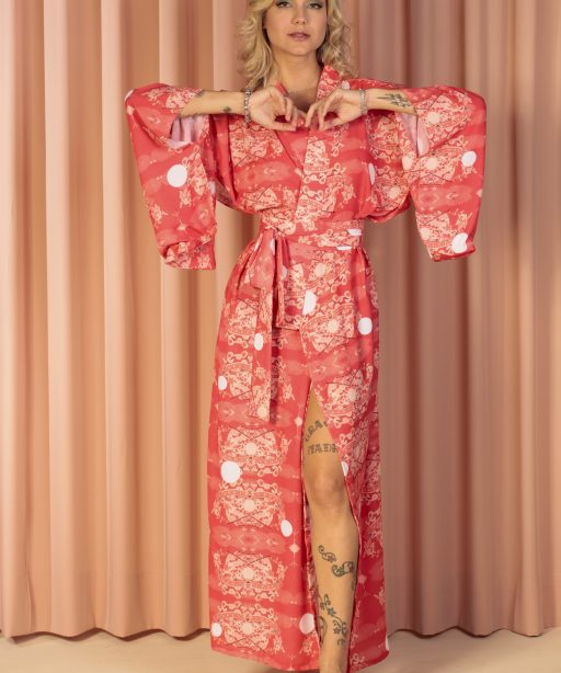 Mulher loira usando um kimono longo manga longa faixa na cintura estampa exclusiva vermelho japa leveza conforto praticidade elegância maria sanz kimono quimono