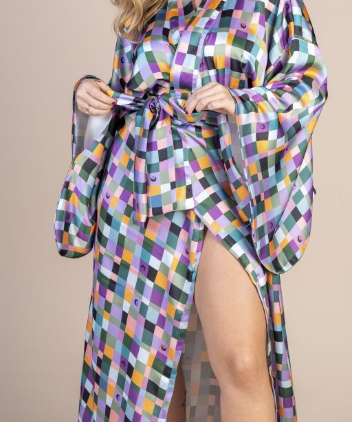 Mulher loira usando um kimono longo manga longo estampa xadrez colorido conforto praticidade elegância joker maria sanz kimono quimono