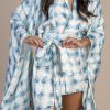 Mulher morena usando um kimono curto manga longo estampa exclusiva losango bege e azul com olhos desenhados a mão conforto praticidade elegância joker maria sanz kimono quimono