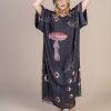 Mulher loira usando um vestido mídi manga curta estampa exclusiva preto com olhos e cogumelos vermelhos desenhados a mão conforto elegância praticidade joker maria sanz kimono quimono