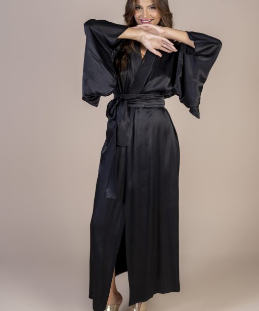 Mulher morena usando um kimono longo manga longa preto de viscose com bordado nas costas faixa para amarração na cintura exclusivo praticidade elegância conforto maria sanz kimono quimono