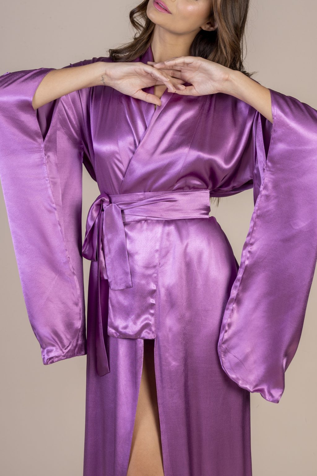 Mulher morena usando um kimono longo manga longa lilás de viscose com bordado nas costas faixa para amarração na cintura exclusivo praticidade elegância conforto maria sanz kimono quimono