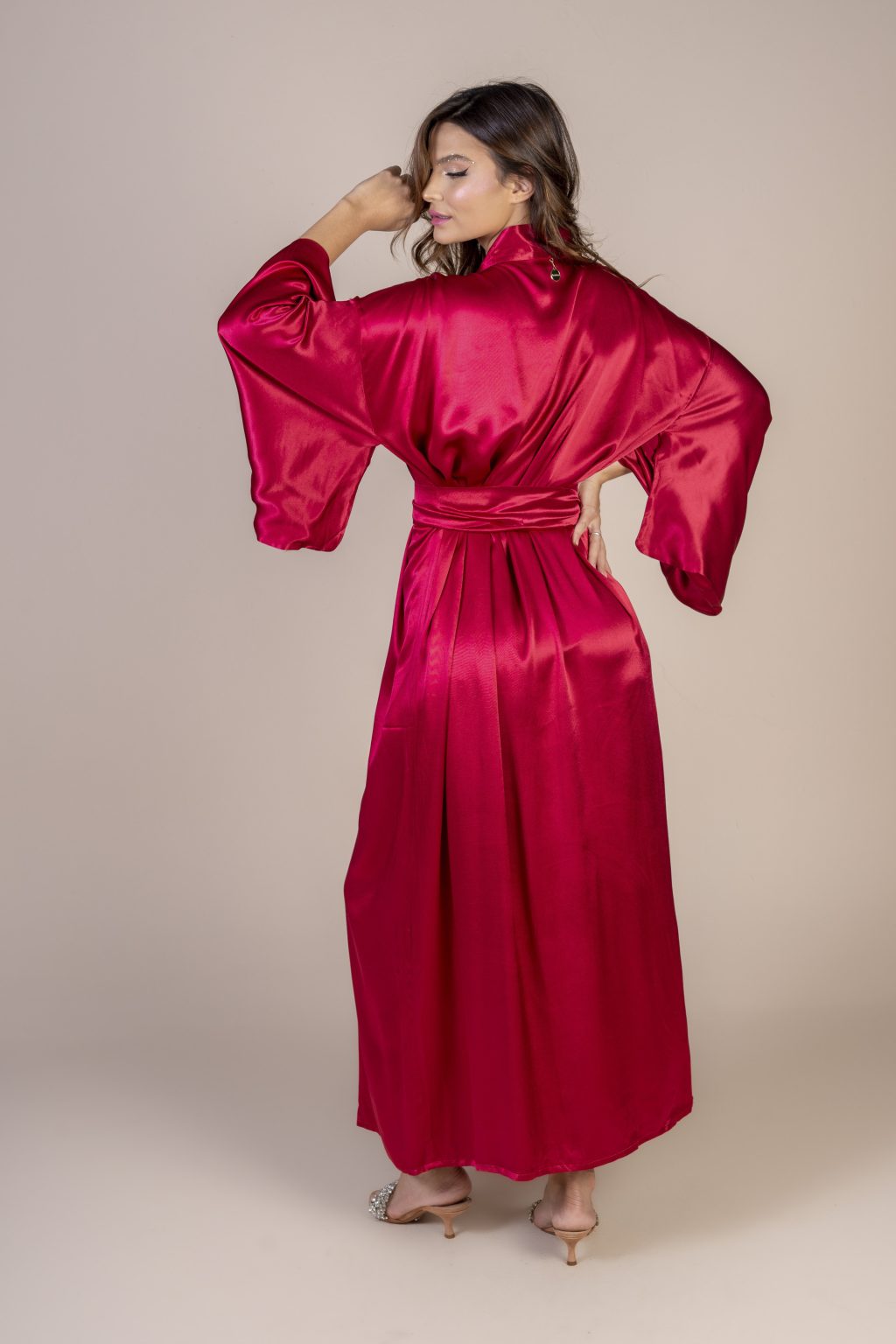 Mulher morena usando um kimono longo manga longa vermelho de viscose faixa para amarração na cintura exclusivo praticidade elegância conforto maria sanz kimono quimono
