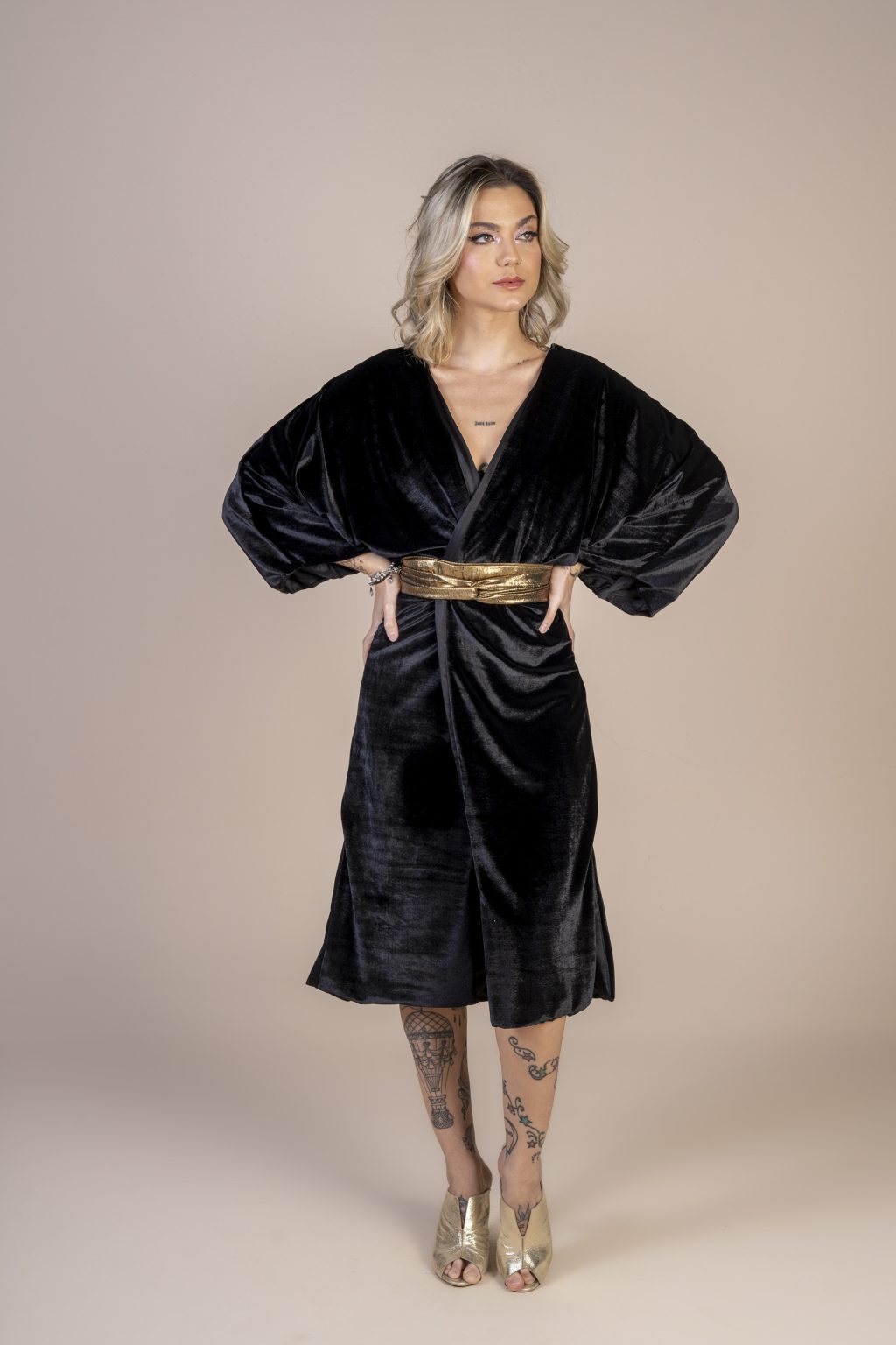Mulher loira usando um kimono preto veludo com bordado nas costas praticidade conforto elegância exclusivo joker maria sanz kimono quimono