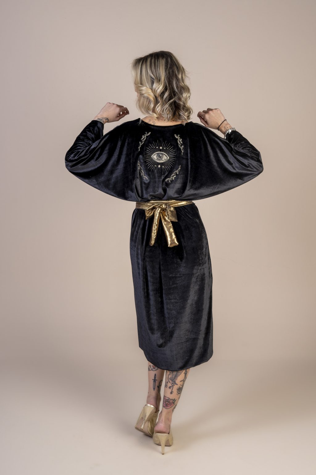 Mulher loira usando um kimono preto veludo com bordado nas costas praticidade conforto elegância exclusivo joker maria sanz kimono quimono