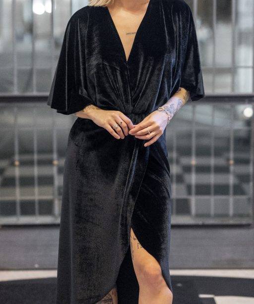 Mulher loira usando um vestido de veludo preto manga curta com bordado nas costas maria sanz kimono quimono